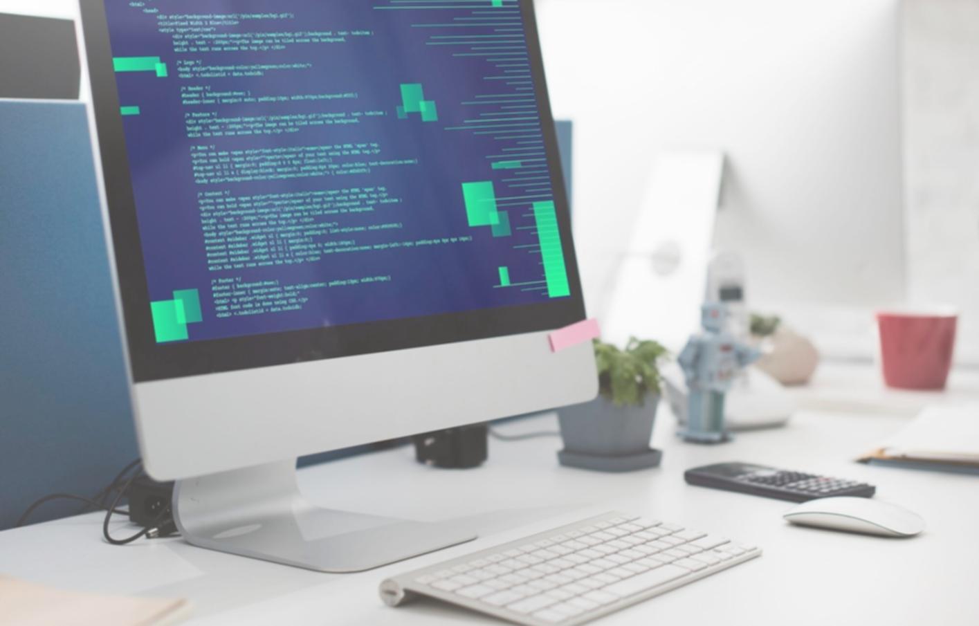 Moderne gaming setup met multiple monitors voor game development