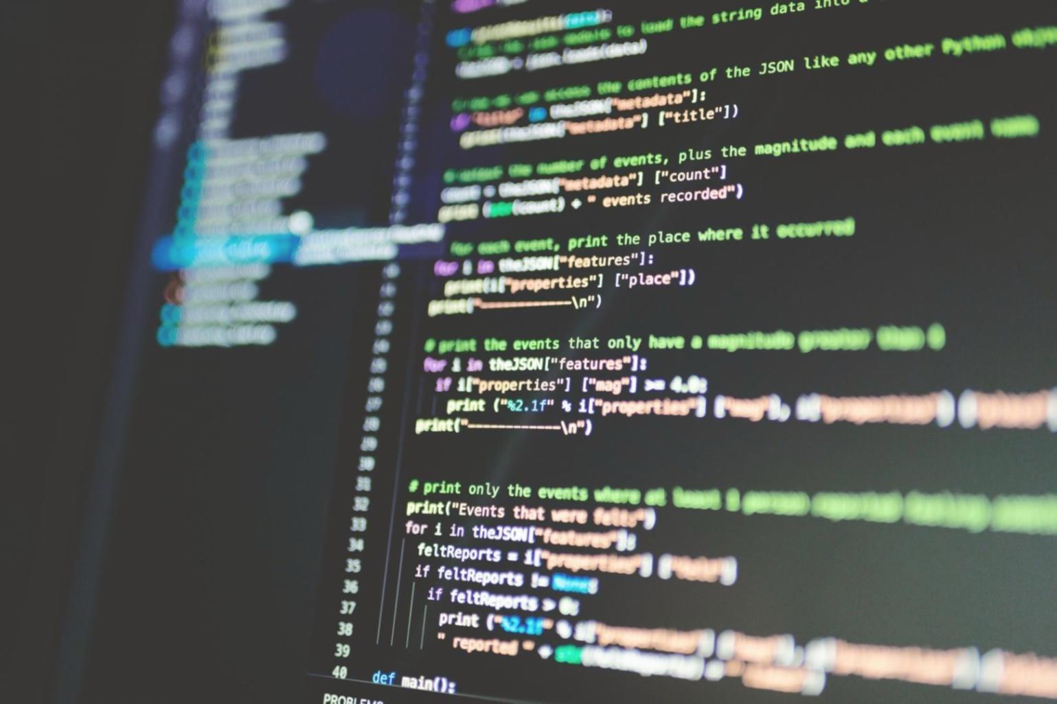 Student werkt aan casino game interface op laptop