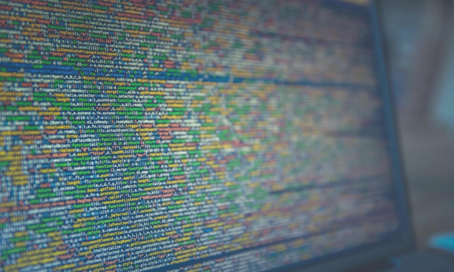 Student werkt aan game development project op computer
