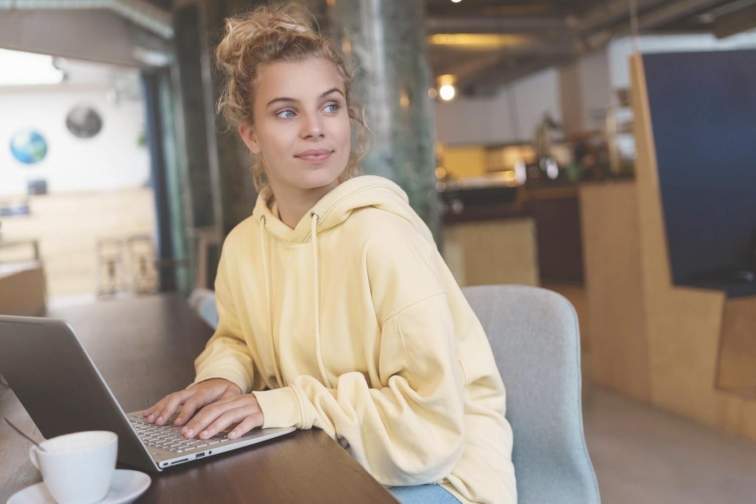 Studenten werken aan game development projecten op hun computers