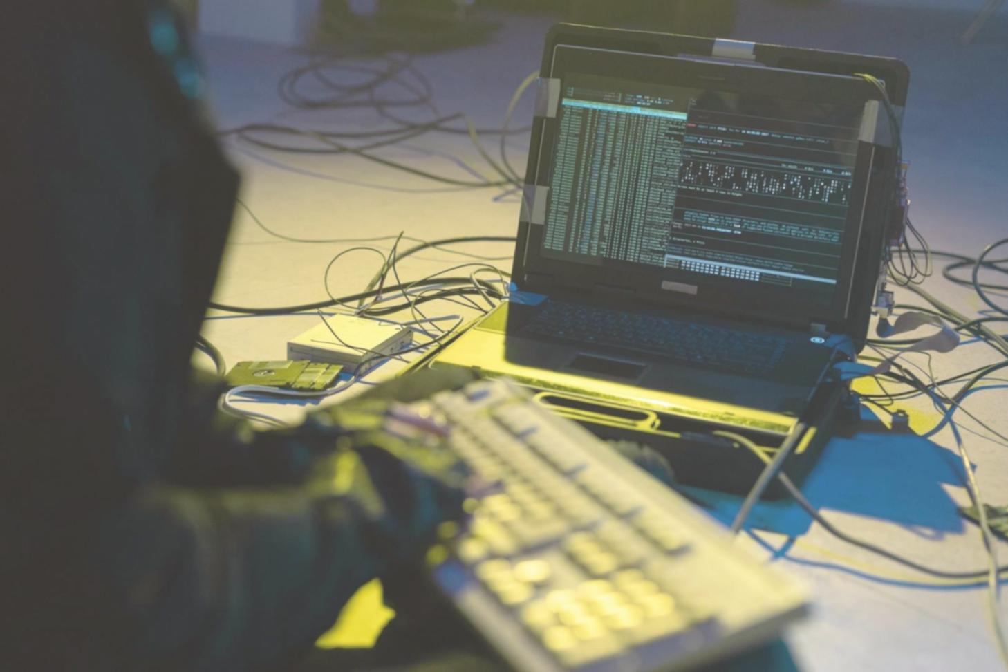 Studenten werken samen aan game ontwikkelingsprojecten op laptops